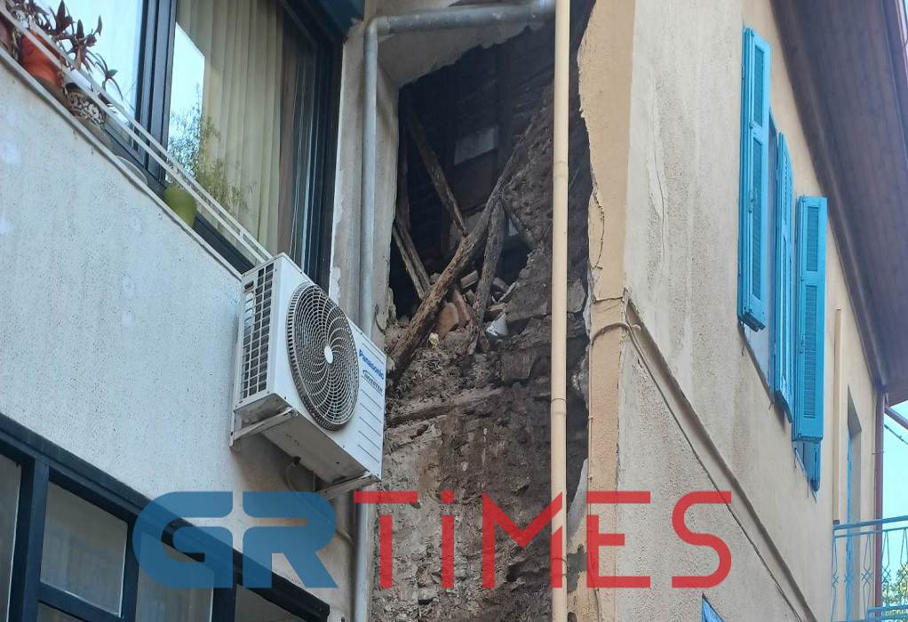 Τοίχος κατέρρευσε από την κακοκαιρία σε παραδοσιακή κατοικία στην Άνω Πόλη-Φάνηκαν μέχρι και τα έπιπλα (ΦΩΤΟ)