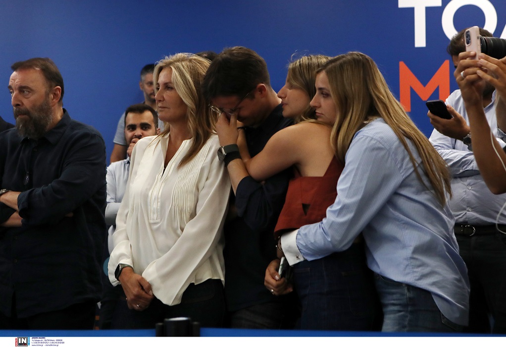 Το δάκρυ του Κωνσταντίνου και η μεγάλη αγκαλιά της οικογένειας Μητσοτάκη (ΦΩΤΟ)