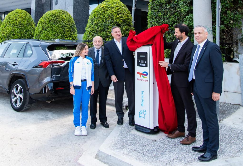 H ΤotalEnergies παρέδωσε Φορτιστές Ηλεκτρικών Αυτοκινήτων στην ΕΟΕ