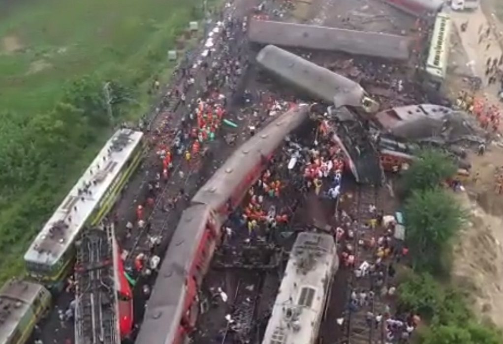 Τραγωδία δίχως τέλος στην Ινδία-Τουλάχιστον 288 νεκροί και 850 τραυματίες στο σιδηροδρομικό δυστύχημα (VIDEO)
