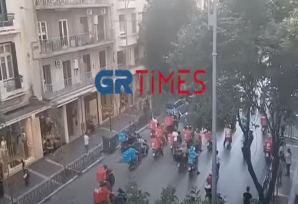 Θάνατος μοτοσικλετιστή στη Θεσσαλονίκη: Μοτοπορεία διανομέων στο κέντρο (VIDEO) 