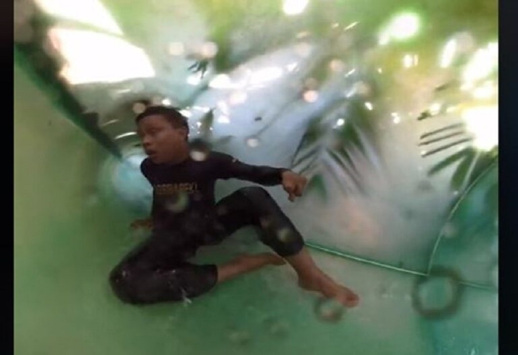 Viral βίντεο με νεαρό που κόλλησε σε νεροτσουλήθρα – 44 εκατομμύρια θεάσεις στο TikTok