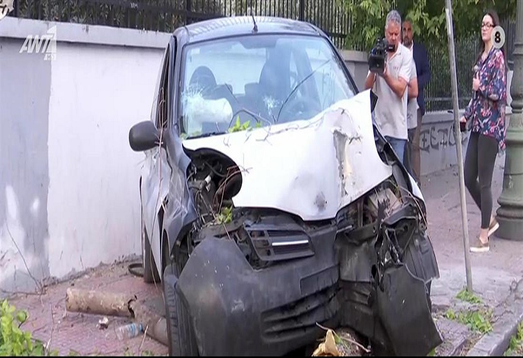 Τροχαίο στην Πειραιώς: Αυτοκίνητο “καρφώθηκε” σε δέντρο μετά από καταδίωξη (VIDEO)