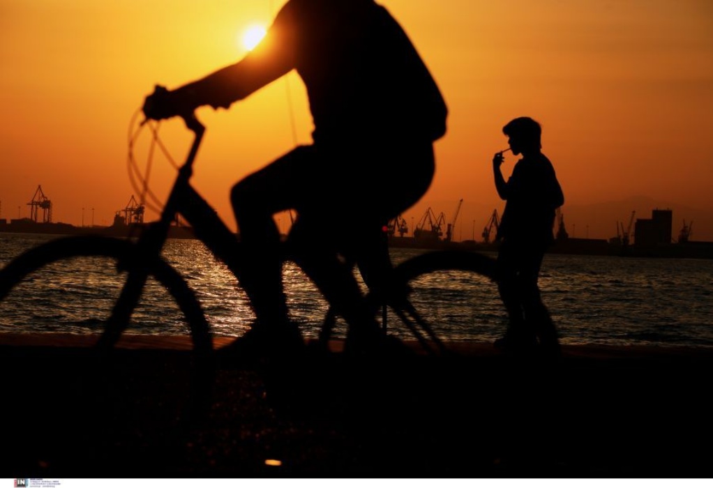 Θεσσαλονίκη: Έπεσε με το ποδήλατο στη θάλασσα – Τον έσωσε μέλος του ιστορικού αντιτορπιλικού «ΒΕΛΟΣ» 