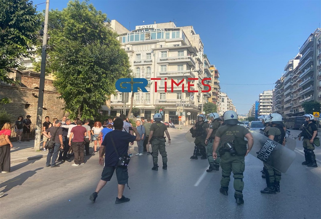 Θεσσαλονίκη: Αντιεξουσιαστές απώθησαν μέλη του ΣΥΡΙΖΑ από την πορεία για το ναυάγιο της Πύλου (ΦΩΤΟ-VIDEO)