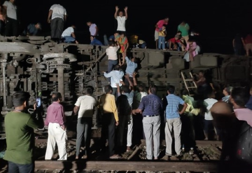 Ινδία: Τουλάχιστον 50 νεκροί και 300 τραυματίες σε σιδηροδρομικό δυστύχημα (VIDEO)