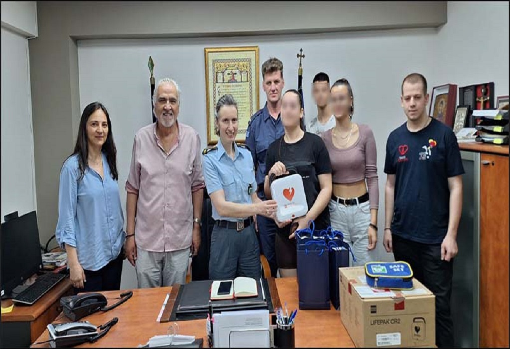 Θεσσαλονίκη: Μαθήτριες κέρδισαν σε διαγωνισμό ΚΑΡΠΑ και δώρισαν απινιδωτή στη Διεύθυνση Τροχαίας (ΦΩΤΟ)