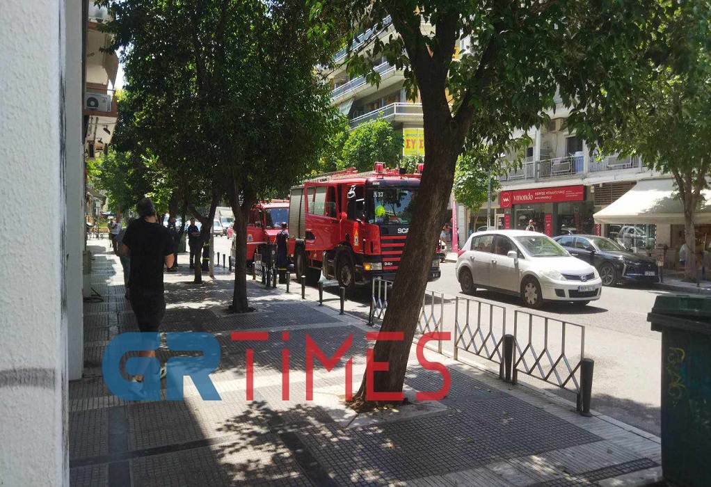 Θεσσαλονίκη: Φωτιά σε πολυκατοικία-Απεγκλωβίστηκε ένοικος (ΦΩΤΟ-VIDEO)
