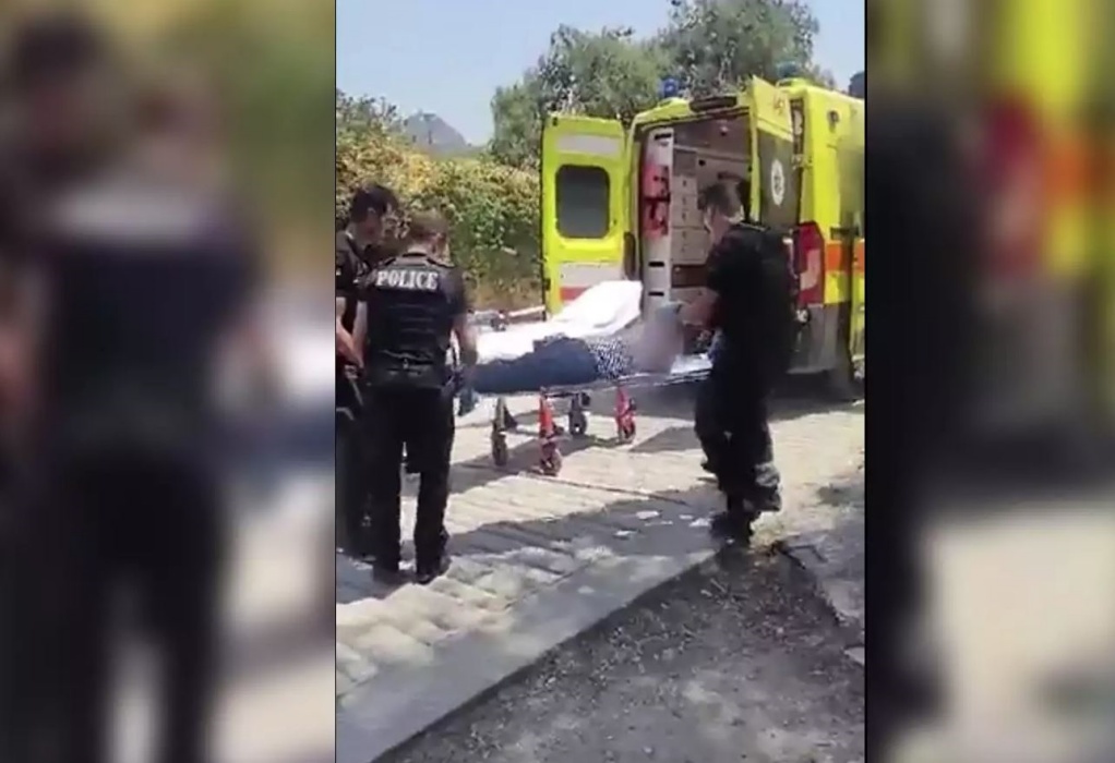 Καύσωνας: Αστυνομικοί πήραν με φορείο τουρίστρια που κατέρρευσε στην Ακρόπολη (VIDEO)