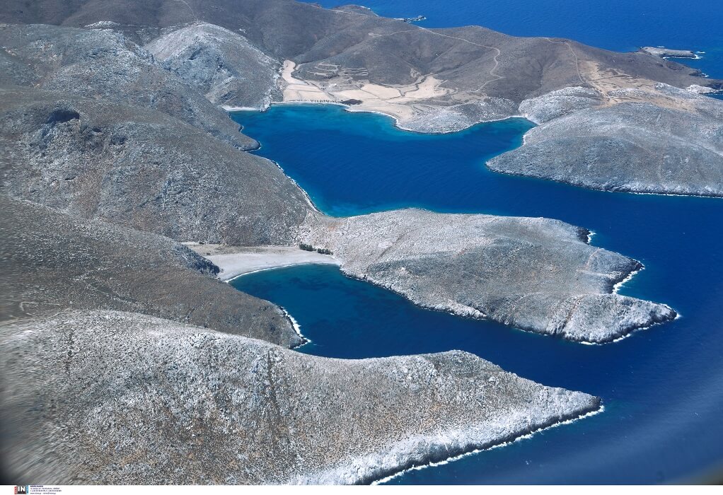 H Le Figaro προτείνει Ελλάδα για διακοπές και βρήκε το νησί με τις 1.000 αποχρώσεις του μπλε
