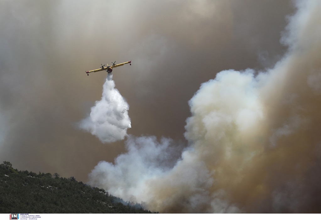 Πυρκαγιές: Νύχτα αγωνίας σε Λουτράκι, Μάνδρα και Ρόδο – Μάχη να σωθούν οικισμοί, «ασπίδα» στα διυλιστήρια