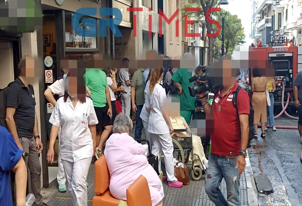 Φωτιά σε κλινική στη Θεσσαλονίκη: 40 άτομα απεγκλωβίστηκαν & 5 μεταφέρθηκαν σε νοσοκομεία (VIDEO)