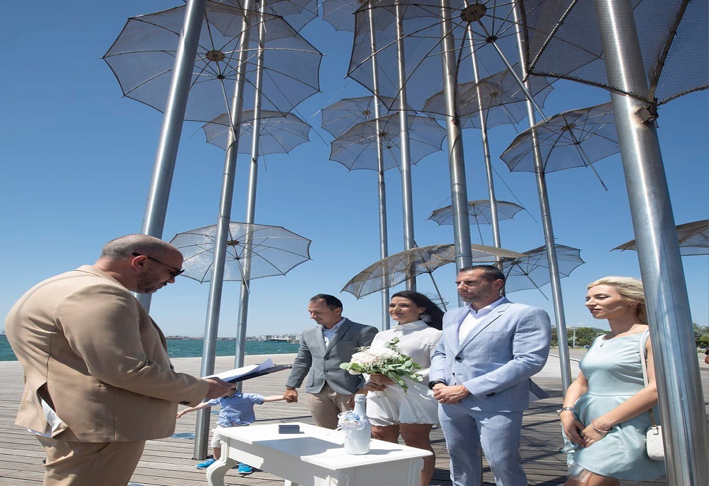 Θεσσαλονίκη: Παντρεύτηκαν στις Ομπρέλες του Ζογγολόπουλου (ΦΩΤΟ)