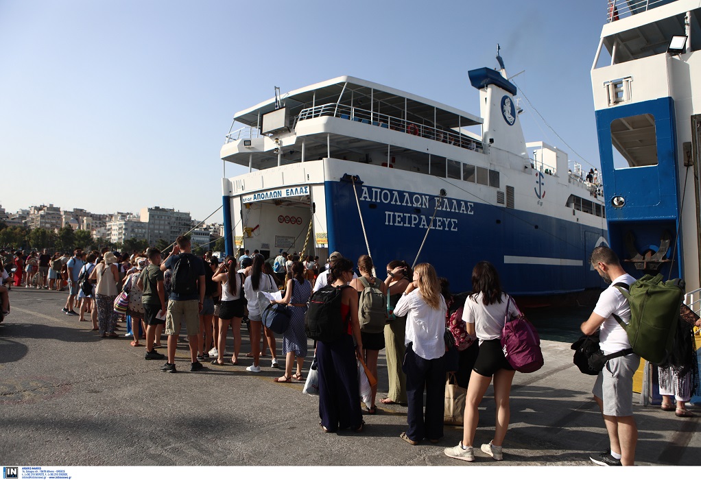 Αναχωρούν οι αδειούχοι του Ιουλίου-Πλήθος κόσμου στο λιμάνι του Πειραιά (VIDEO)