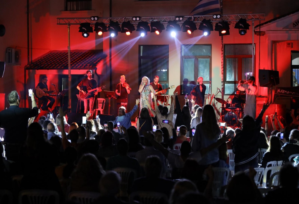 «Πολιτιστικό Καλοκαίρι 2023» του Δ. Ωραιοκάστρου: Με παλιά και νέα τραγούδια ταξίδεψε μουσικά το κοινό η Μ. Κανά στη Λητή