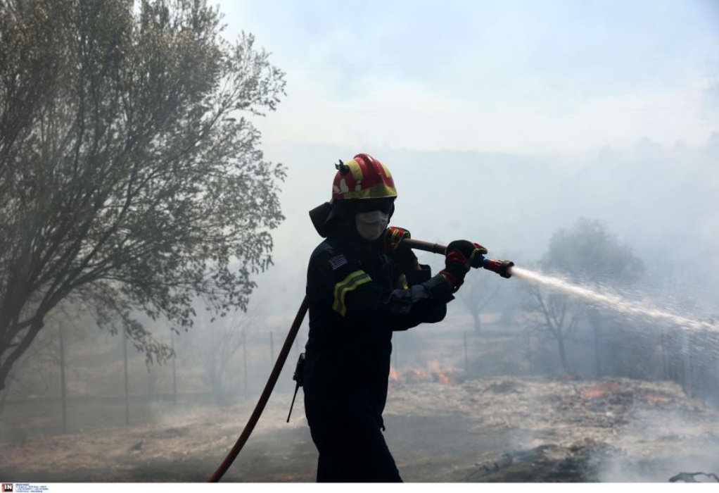 Λουτράκι – Αντιπεριφερειάρχης Κορινθίας: «Ιδιαίτερα μεγάλο το μέτωπο της φωτιάς – Εξαπλώνεται γρήγορα»