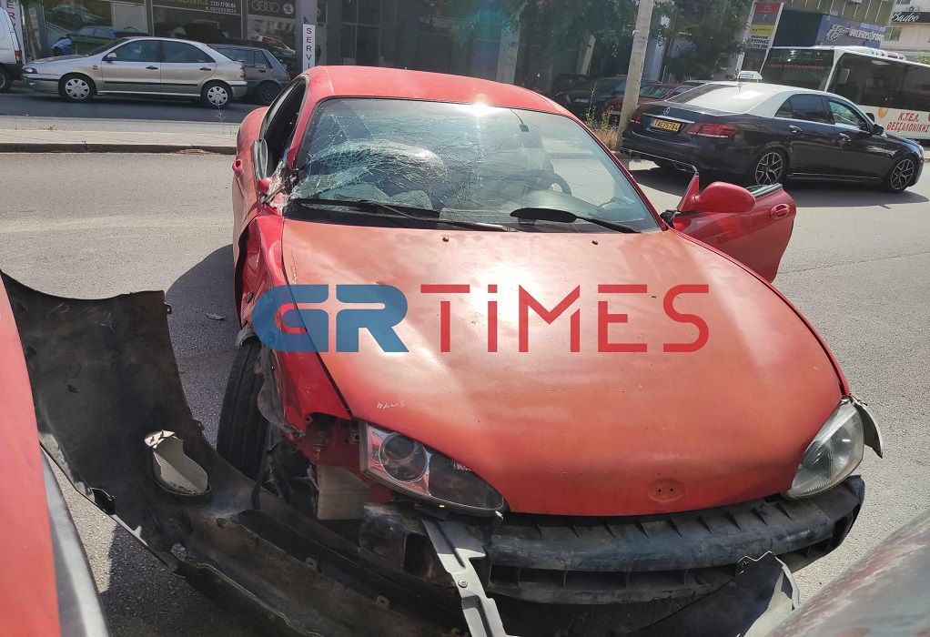 Θεσσαλονίκη: Αυτοκίνητο σε… τρελή πορεία «καρφώθηκε» σε σταθμευμένα (ΦΩΤΟ-VIDEO)