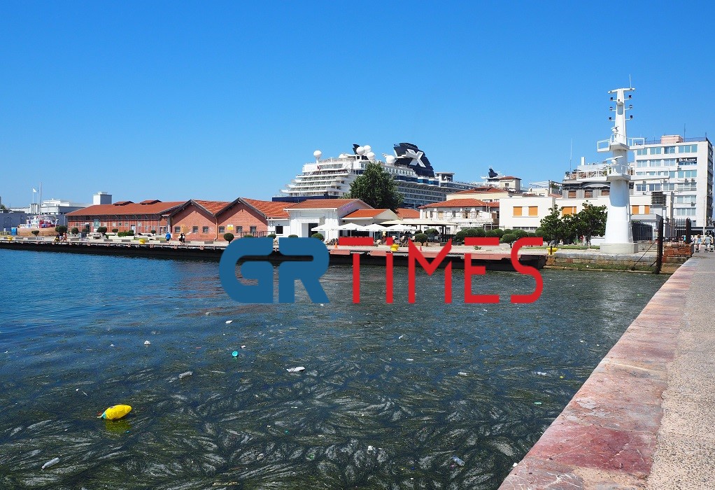 Θεσσαλονίκη: Συνεχίζονται οι εργασίες αντιρρύπανσης στο λιμάνι