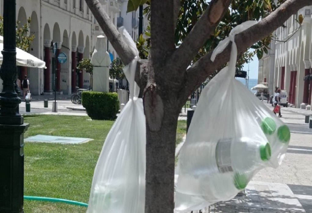 Θεσσαλονίκη: Εθελοντική ομάδα μοίρασε δροσερό νερό και φρούτα στους άστεγους της πόλης