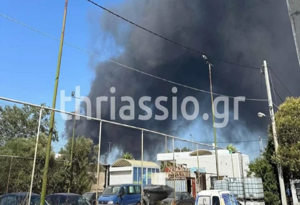 Φωτιά στη βιομηχανική ζώνη στον Ασπρόπυργο – Αναφορές για εκρήξεις – Μήνυμα από το 112 και διακοπή κυκλοφορίας (ΦΩΤΟ)