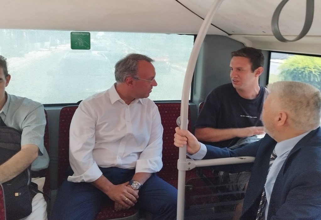 Σε λεωφορείο του ΟΑΣΘ ο Σταϊκούρας – Συνομίλησε με επιβάτες (ΦΩΤΟ-VIDEO) 