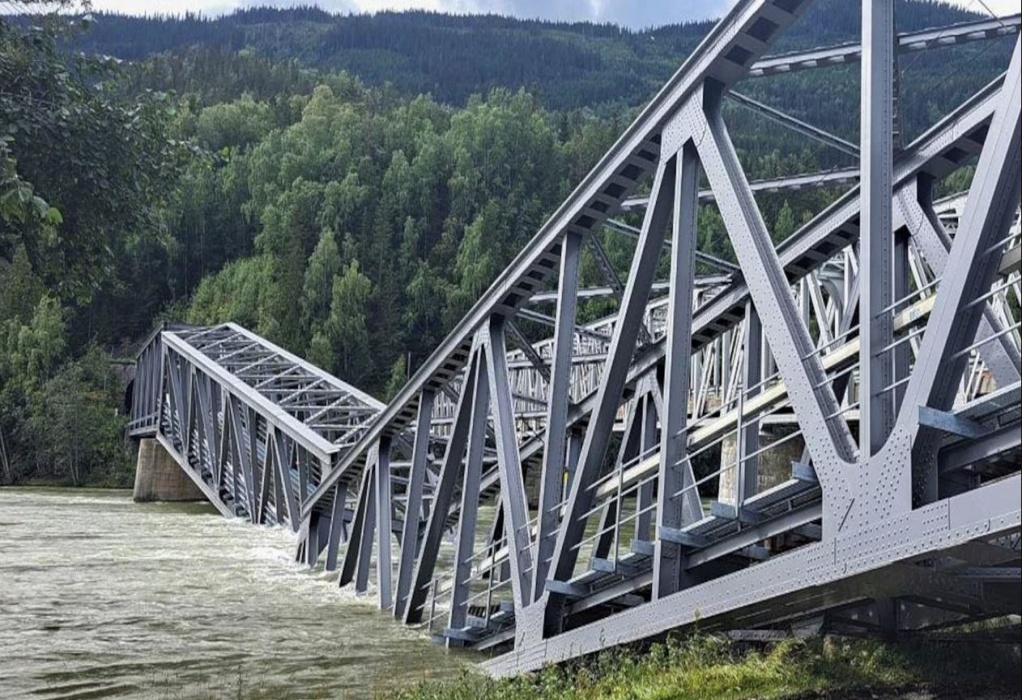 Νορβηγία: Σιδηροδρομική γέφυρα κατέρρευσε λόγω των πλημμυρών (VIDEO)