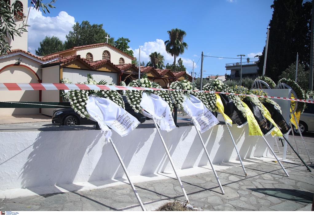 «Πού σε πάνε παιδάκι μου»: Σπαραγμός στην κηδεία του Μιχάλη Κατσουρή -Τον αποχαιρέτησαν με κίτρινα τριαντάφυλλα