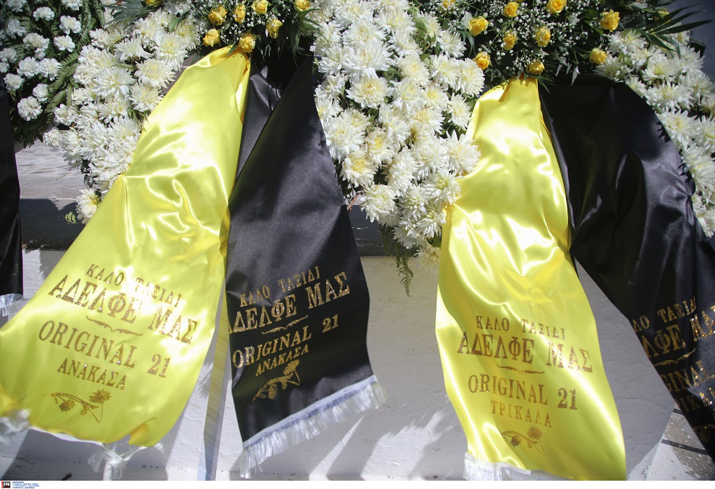 Αυτή την ώρα η κηδεία του Μιχάλη Κατσουρή στην Ελευσίνα – Πλήθος κόσμου συρρέει στην εξόδιο ακολουθία (ΦΩΤΟ)