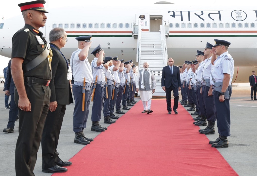 Έφτασε στην Αθήνα ο Ινδός πρωθυπουργός-«Στόχος η εκβάθυνση της φιλίας μεταξύ Ινδίας-Ελλάδας» (ΦΩΤΟ)