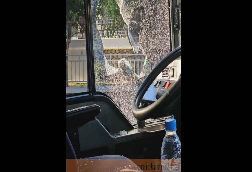 Ωραιόκαστρο: Άνδρας έσπασε τζάμι λεωφορείου των ΚΤΕΛ-Επιτέθηκε στον οδηγό! (VIDEO)