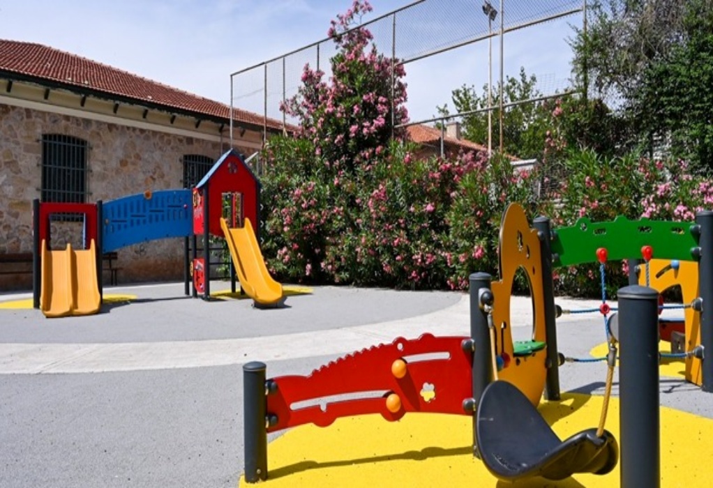 Μία πολύχρωμη «κυψέλη» παιχνιδιού στα Ιλίσια από τον δήμο Αθηναίων