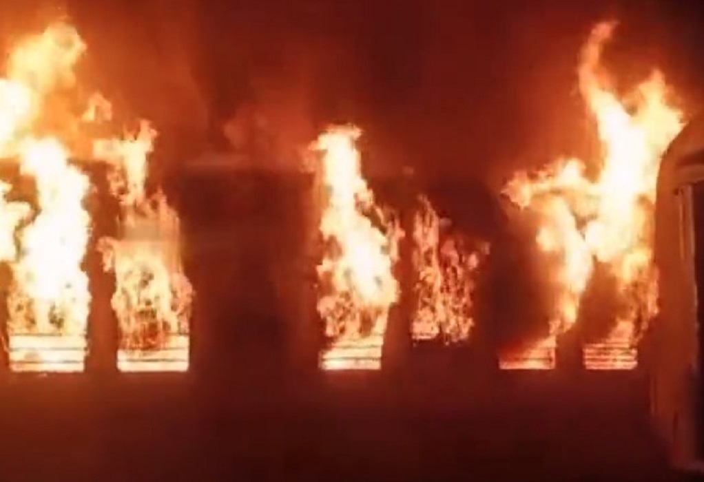 Τραγωδία στην Ινδία: Εννέα νεκροί από πυρκαγιά σε σταθμευμένο βαγόνι (VIDEO)