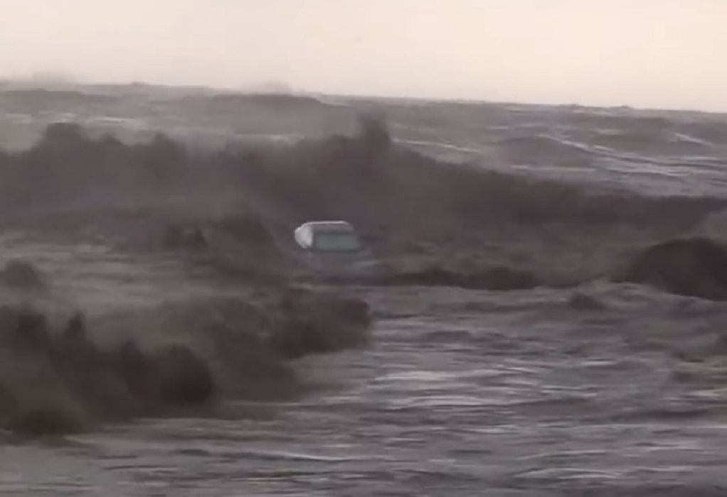 Συγκλονιστικές εικόνες από τον Βόλο: Γέμισε αυτοκίνητα η θάλασσα σε παραλία της περιοχής (VIDEO)
