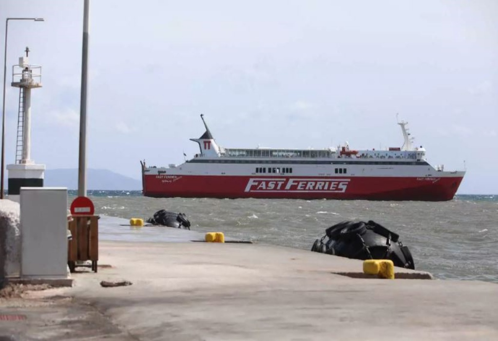 Ραφήνα: Οργισμένοι επιβάτες του «Fast Ferries Andros» που παραμένει έξω από το λιμάνι μετά το πρωινό μπλέξιμο των αγκυρών 3 πλοίων