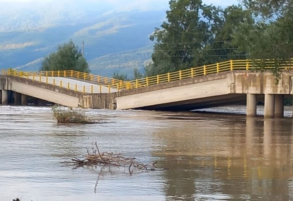 Λάρισα: Κατέρρευσε η γέφυρα στον Παλαιόπυργο-Πρόσβαση στην περιοχή μέσω Πυργετού