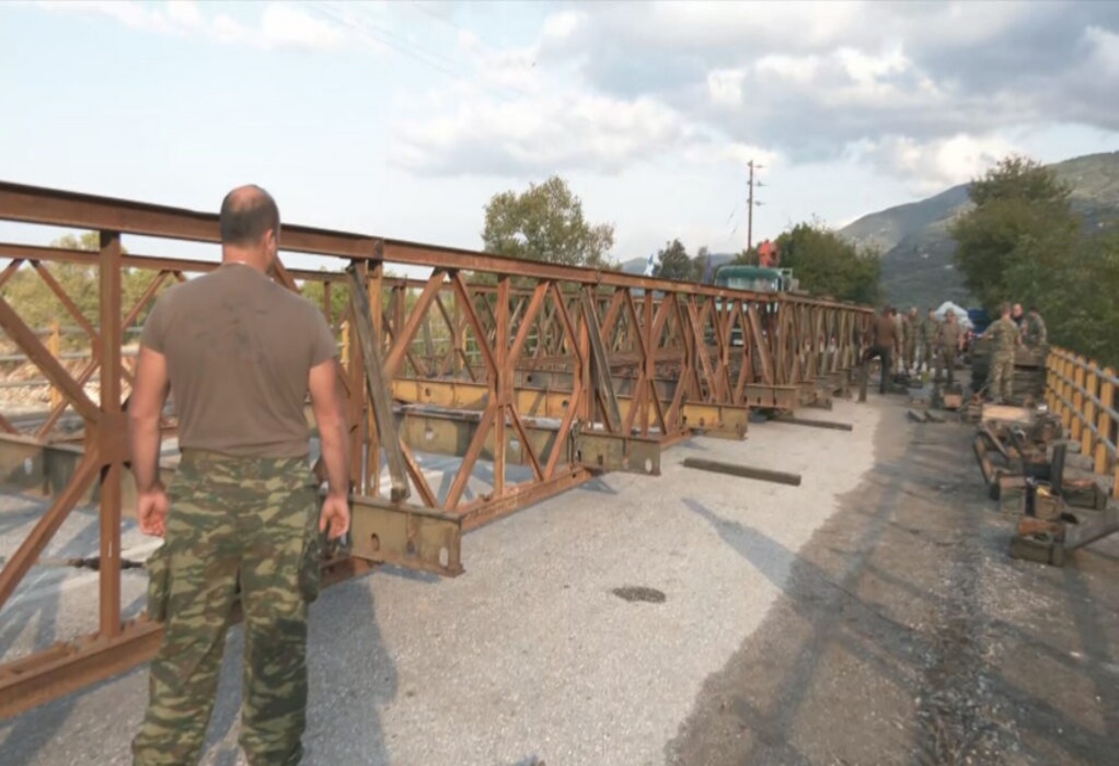 Με γοργούς ρυθμούς συναρμολογείται από τον στρατό η μεταλλική γέφυρα που θα ενώσει το N. Πήλιο – Βόλο (VIDEO)