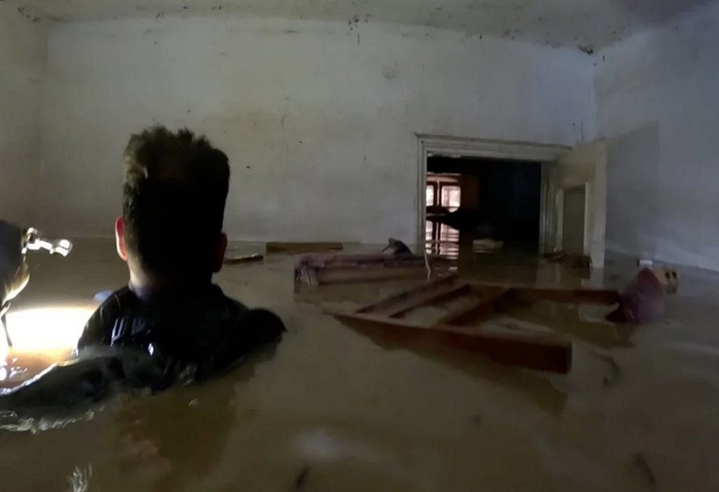 Θεσσαλία: ΟΥΚάδες του Λιμενικού επιχειρούν στα πλημμυρισμένα σπίτια με το νερό μέχρι το λαιμό-Συγκλονιστικές εικόνες