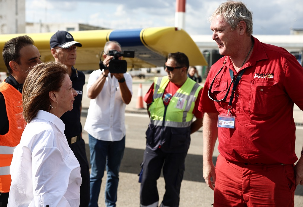 Σακελλαροπούλου: Συναντήθηκε με Πολωνούς και Ελληνίδα πιλότο καναντέρ που συμμετείχαν στην κατάσβεση στον Έβρο
