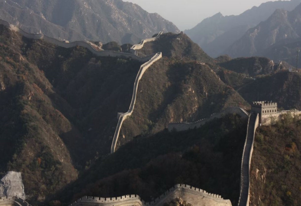 Κίνα: Δύο άτομα συνελήφθησαν επειδή άνοιξαν με εκσκαφέα μια τρύπα στο Σινικό Τείχος