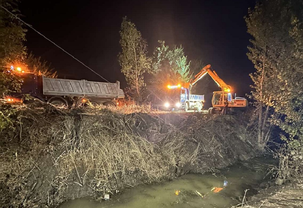 Κακοκαιρία Elias: Νυχτερινές εργασίες καθαρισμού και αποκατάστασης σε περιοχές της Θεσσαλίας (ΦΩΤΟ)