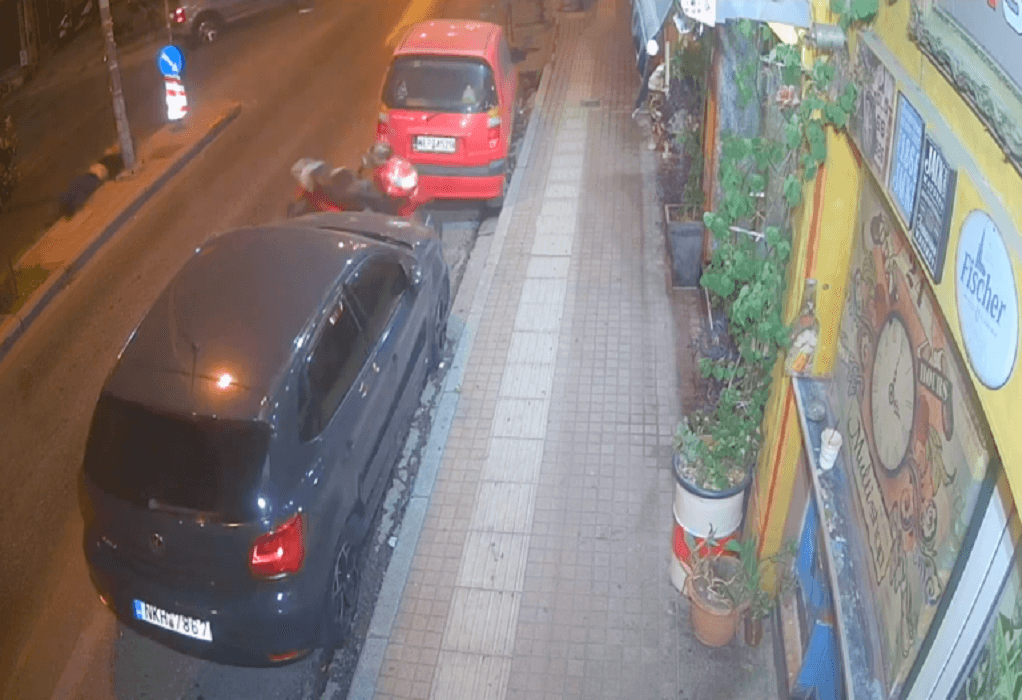 Σοκαριστικό τροχαίο στη Θεσσαλονίκη: ΙΧ «χτυπά» και εγκαταλείπει δικυκλιστή (VIDEO)