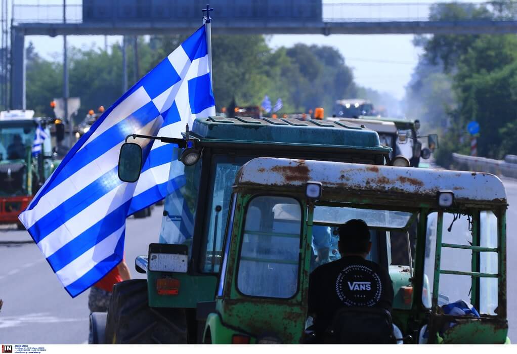 Αγρότες: Νέοι συμβολικοί αποκλεισμοί δρόμων σε Χαλκηδόνα και Δερβένι (VIDEO)