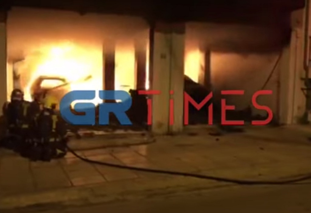 Βίντεο-ντοκουμέντο από την πυρπόληση οχημάτων σε πυλωτή στην Τούμπα