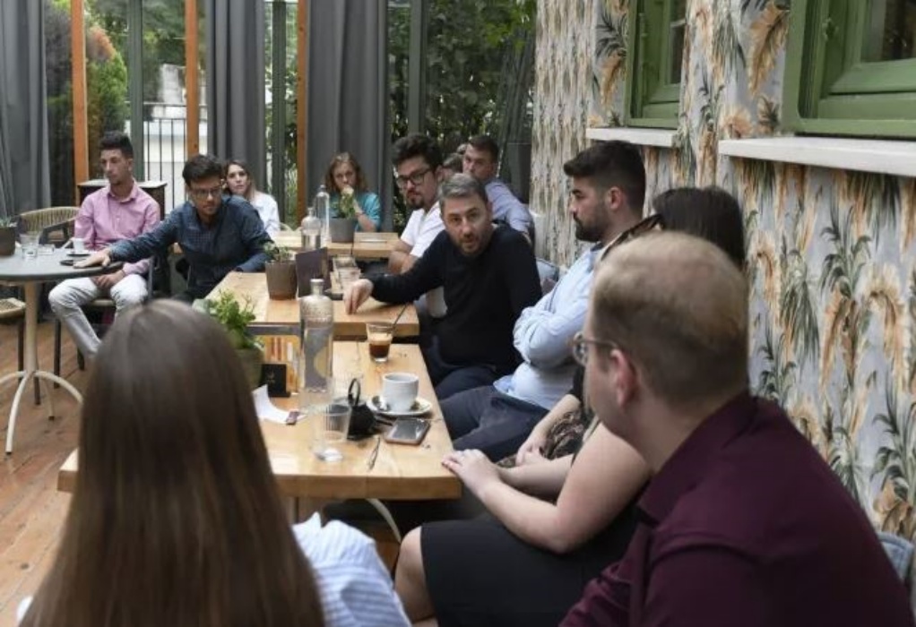 Συνάντηση Ανδρουλάκη με νέους στα Ιωάννινα – Συζήτησαν για το πρόβλημα της φοιτητικής στέγης