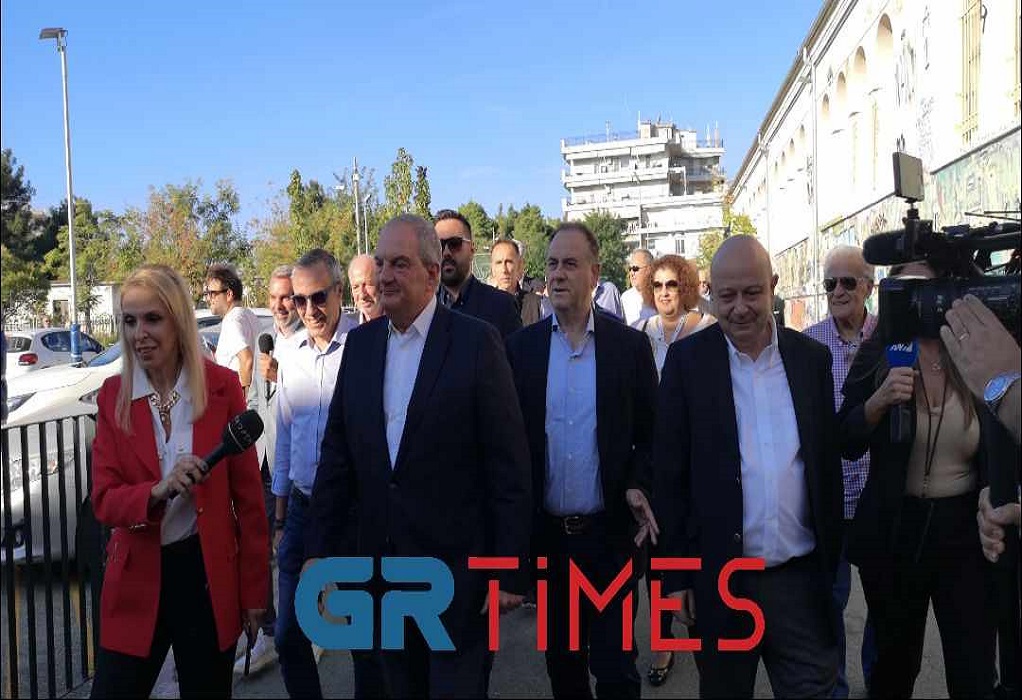 Ψήφισε ο Κώστας Καραμανλής – Σέλφις με εφορευτική επιτροπή και δημοσιογράφους (VIDEO)
