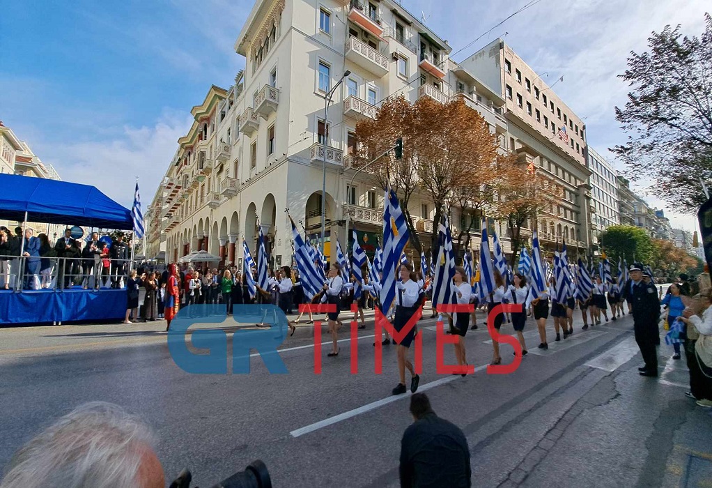 Θεσσαλονίκη: Ενθουσιασμός και χειροκρότημα στη μαθητική παρέλαση για την 28η Οκτωβρίου (ΦΩΤΟ-VIDEO)