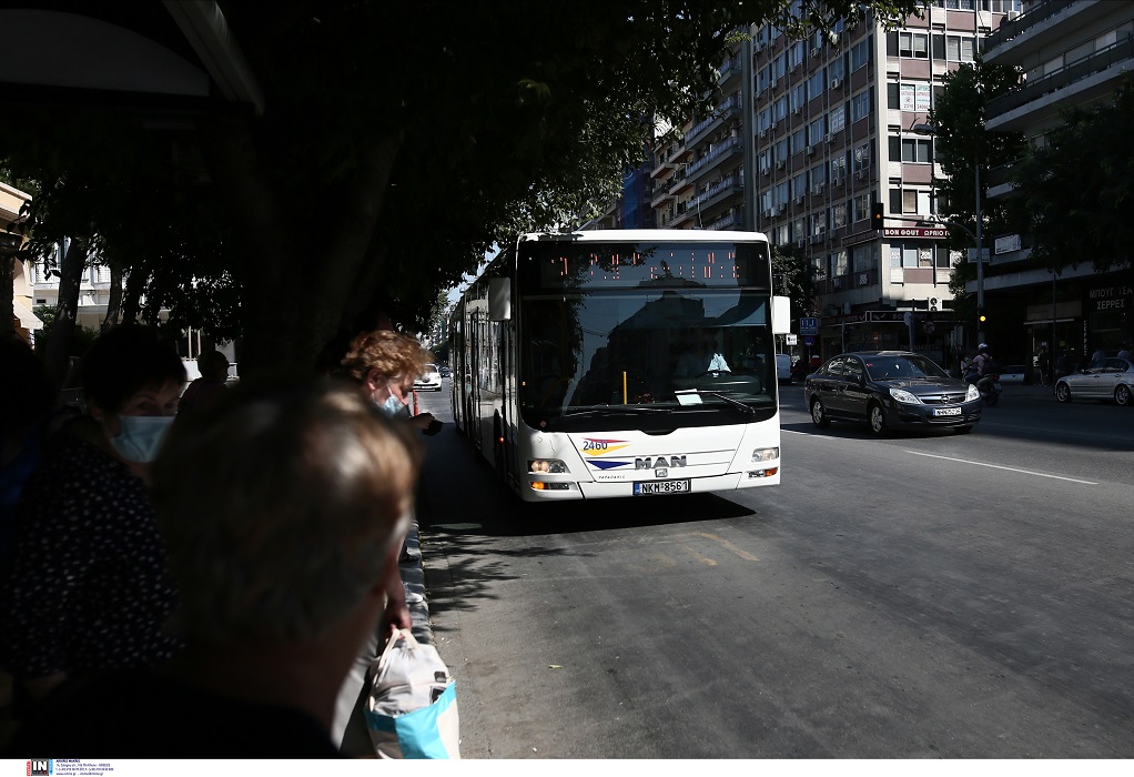 Θεσσαλονίκη: Έκλεψαν πορτοφόλι από 63χρονη μέσα σε λεωφορείο-Της… άδειασαν τις τραπεζικές κάρτες