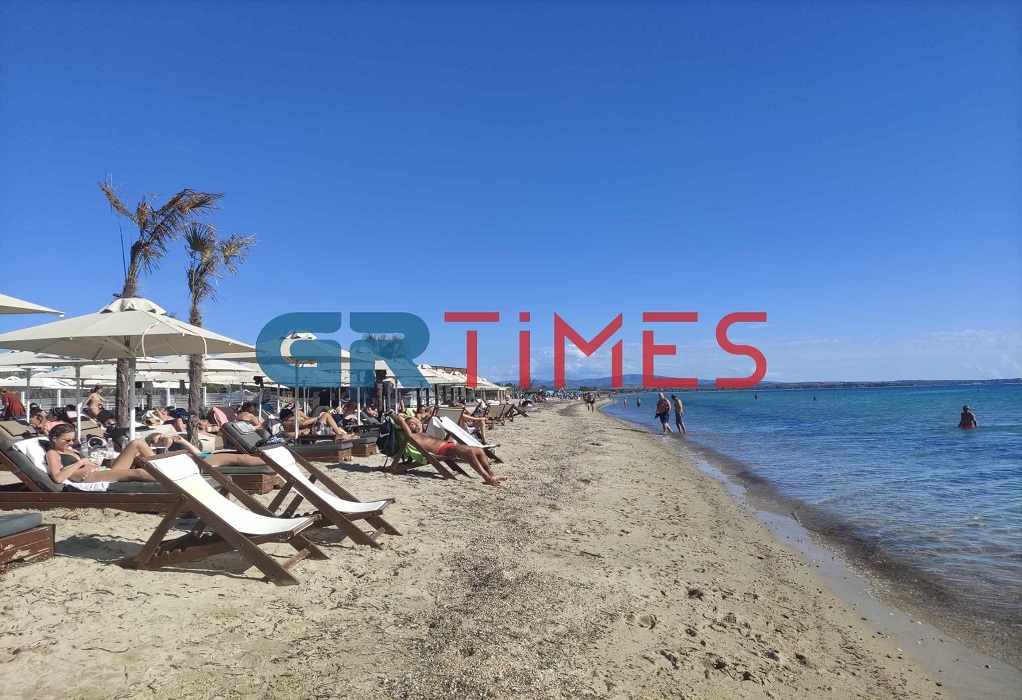 Θεσσαλονίκη: Οι καλοκαιρινές θερμοκρασίες έφεραν εξόρμηση σε κοντινές παραλίες (ΦΩΤΟ)
