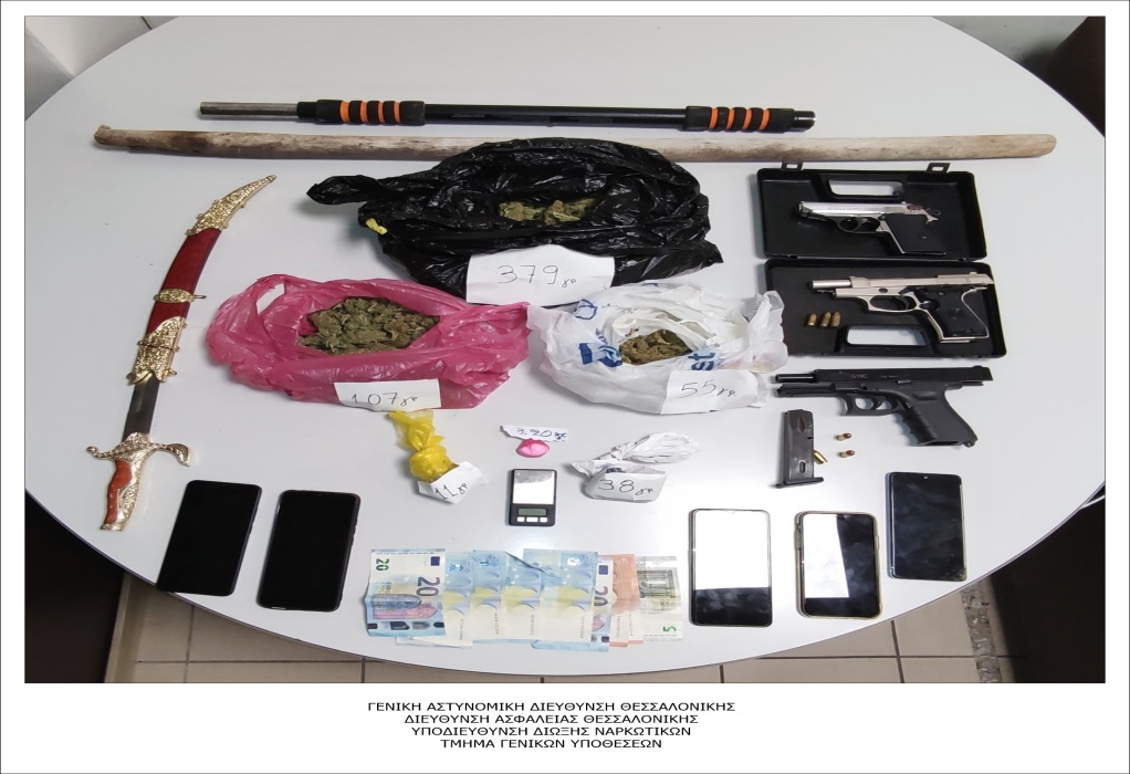 Θεσσαλονίκη-Πυροβολισμός 29χρονου: Ο δράστης είχε στο σπίτι του από ναρκωτικά μέχρι πιστόλια και σπαθί (ΦΩΤΟ) 
