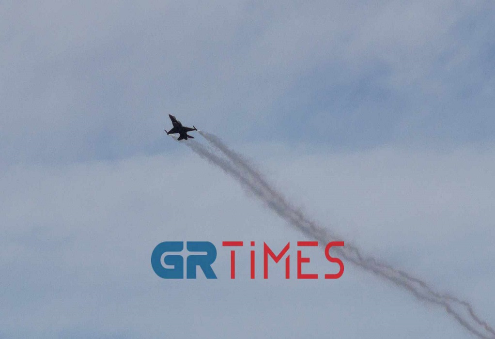 Θεσσαλονίκη: Συγκίνησε με τα λόγια του ο πιλότος του F-16 της ομάδας «ΖΕΥΣ»-Δείτε πλάνα από τις εντυπωσιακές διελεύσεις